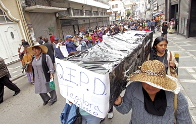 Gremialistas carry a cardboard casket in memory of Teodora Velasco de Quispe. (Photo appeared in Cambio, February 14)